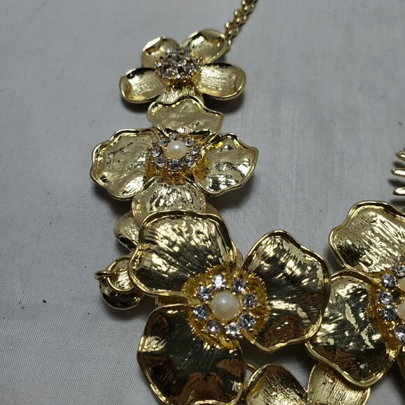 Vetta Gold Floral Statement Necklace - Picture 5 of 8